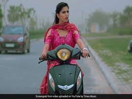 स्कूटी चला रहीं सपना चौधरी के हाथों पर सजी मेहंदी, Video देखने के लिए टूट पड़े फैन्स... स्कूटी चला रहीं सपना चौधरी के हाथों पर सजी मेहंदी, Video देखने के लिए टूट पड़े फैन्स...