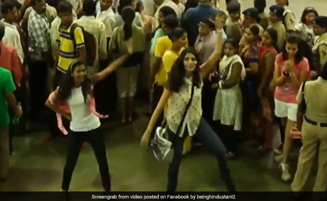 मुंबई रेलवे स्टेशन पर अचानक लड़कियां करने लगीं डांस, यात्रियों ने साथ लगाए ठुमके, देखें Viral Video