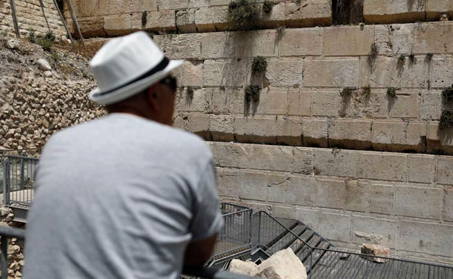 Western Wall Stone Crashes Down in Jerusalem