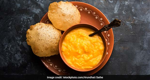 How To Make Aamras: आम खाने के शौकीन हैं तो घर पर झटपट बनाएं स्वादिष्ट आमरस