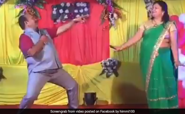 VIDEO: अंकल के डांस ने किया गोविंदा को भी फेल, देखकर शरमाती रहीं श्रीमति जी