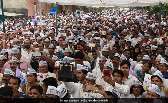 AAP Holds Massive Protest Outside Lt Governor's House: 10 Facts
