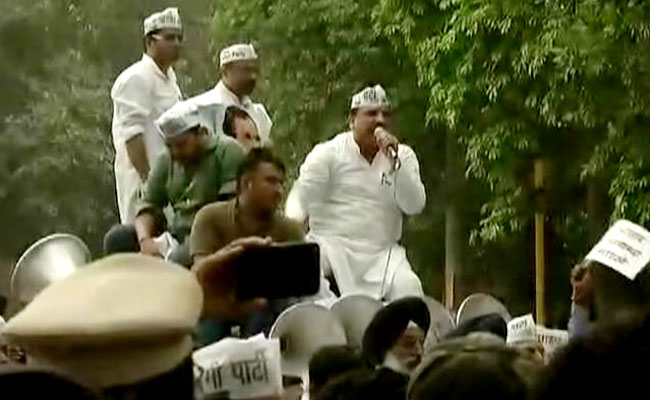 अरविंद केजरीवाल, कैबिनेट सहयोगियों का धरना जारी, 'आप' नेताओं ने LG दफ्तर तक निकाला मार्च 