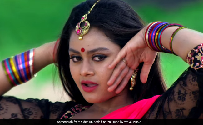 प्रिया प्रकाश की तरह इस एक्ट्रेस ने भी मारी आंख, इंटरनेट पर लोग हुए दीवाने... देखें वीडियो