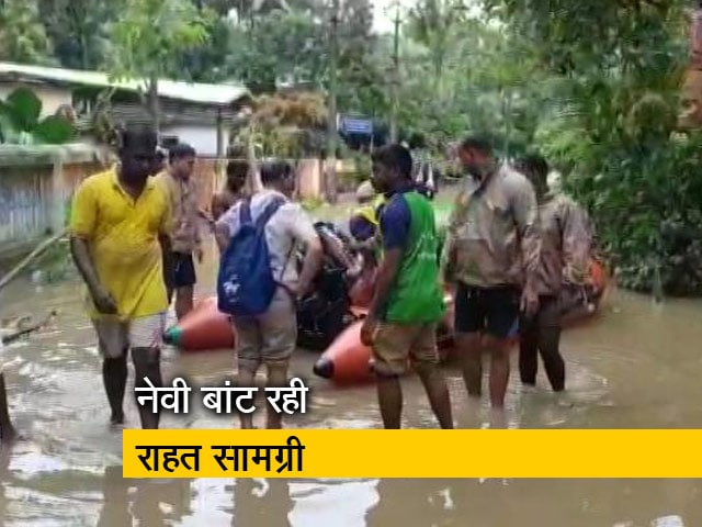 केरल में बाढ़ की त्रासदी, पांदनाद इलाक़े में नेवी बांट रही राहत सामग्री