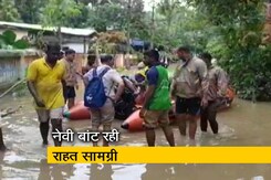 केरल में बाढ़ की त्रासदी, पांदनाद इलाक़े में नेवी बांट रही राहत सामग्री केरल में बाढ़ की त्रासदी, पांदनाद इलाक़े में नेवी बांट रही राहत सामग्री