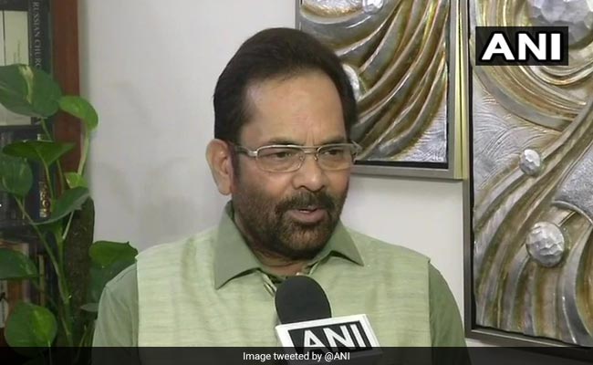 केन्‍द्रीय मंत्री मुख्तार अब्बास नकवी का केजरीवाल पर तंज, कहा - 'करने में जीरो और धरने में हीरो'