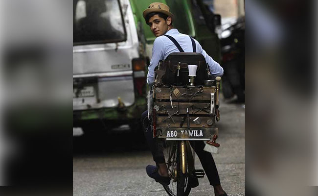 Beirut's Dapper Barber-On-A-Bike Offers Curbside Cuts