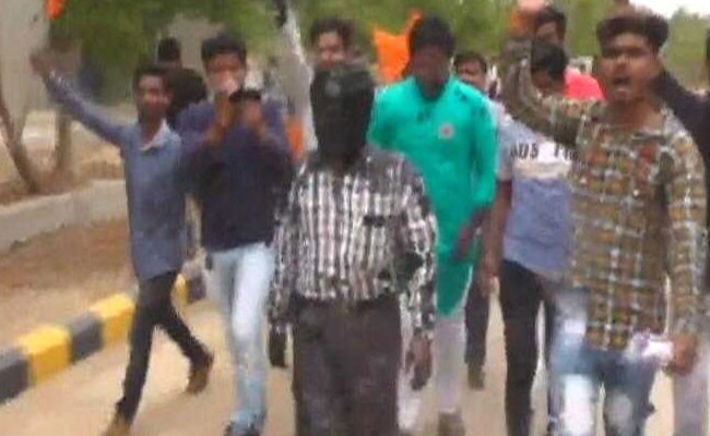 गुजरात: ABVP कार्यकर्ताओं ने प्रोफेसर के मुंह पर कालिख पोत जुलूस निकाला, FIR दर्ज