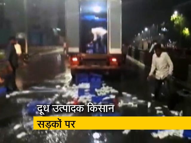 महाराष्ट्र में दूध उत्पादक किसान उतरे सड़कों पर, न्यूनतम कीमत 27 रुपये प्रति लीटर करने की मांग