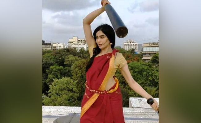 Viral Video: इस एक्ट्रेस ने 'दबंग' के गाने पर किया 'साड़ी वर्कआउट' तो फैन्स बोले- साड़ी पहन के बॉडी बिल्डिंग...