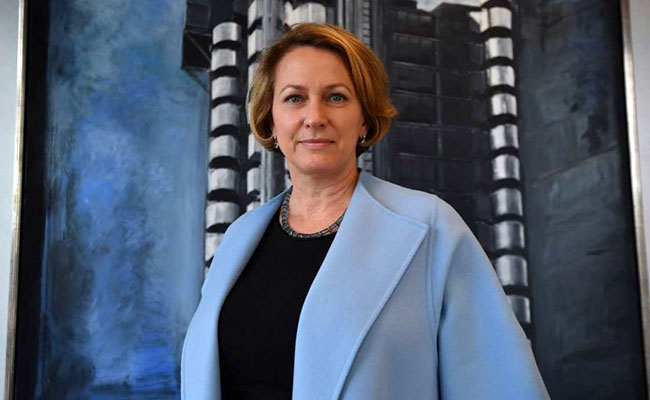 First Female Lloyd's Chief Executive Stands Down