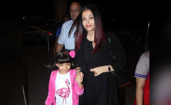 Look Who We spotted At the Airport - Aishwarya Rai Bachchan, Aaradhya. Such Cute Pics