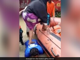 Kerala Flood 2018: लोगों को बचाने के लिए पानी में लेट गया युवक, पीठ पर चढ़ाकर बचाई जान, VIDEO हुआ वायरल Kerala Flood 2018: लोगों को बचाने के लिए पानी में लेट गया युवक, पीठ पर चढ़ाकर बचाई जान, VIDEO हुआ वायरल