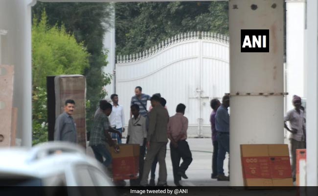 Akhilesh Yadav, Mulayam Singh Yadav Start Vacating Lucknow Bungalows After Supreme Court Order