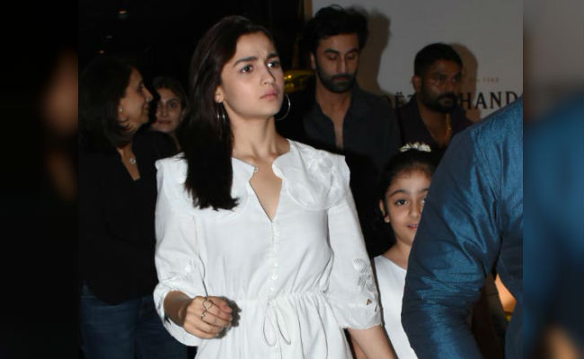 Alia Bhatt Dines With Ranbir Kapoor And Family, Walks Out Hand-In-Hand With His Niece