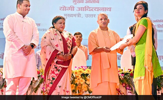 शिक्षक दिवस 2018: योगी सरकार ने कॉलेजों के शिक्षकों को दिया सातवें वेतन आयोग का तोहफा शिक्षक दिवस 2018: योगी सरकार ने कॉलेजों के शिक्षकों को दिया सातवें वेतन आयोग का तोहफा