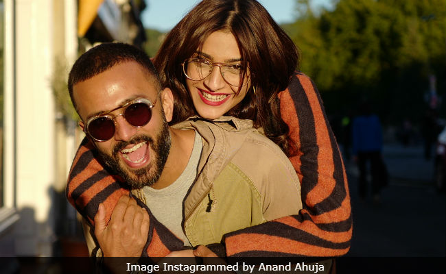 Sonam Kapoor Got Three Cakes And Lots Of Baked Goodies For Her Marriage Anniversary (See Pics Inside)