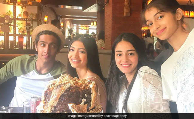 चंकी पांडे की बेटी ने लिया SOTY-2 की शूटिंग से ब्रेक, फैमिली के साथ Pics Viral