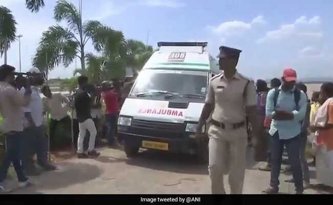 आंध्र प्रदेश: 2 साल में 10 लोगों की हत्या करने वाला सीरियल किलर गिरफ्तार, प्रसाद में सायनाइड मिलाकर देता था वारदात को अंजाम आंध्र प्रदेश: 2 साल में 10 लोगों की हत्या करने वाला सीरियल किलर गिरफ्तार, प्रसाद में सायनाइड मिलाकर देता था वारदात को अंजाम