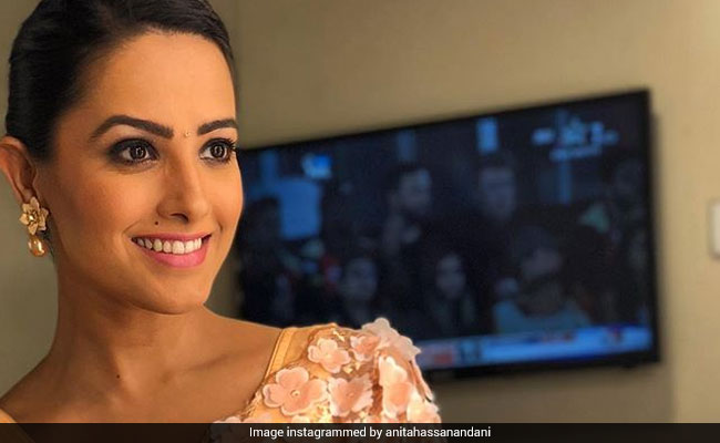 'नागिन' ने खोला राज, ताश खेलकर दूर करती हैं तनाव