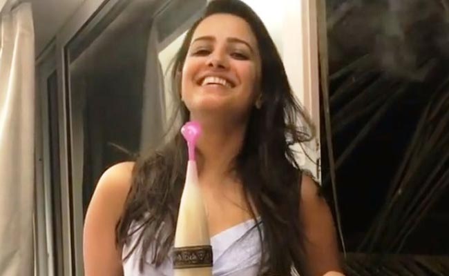 Video: धुएं के छल्ले बनाती नजर आईं टीवी की ये नागिन, ऐसे मनाया नए घर का जश्न