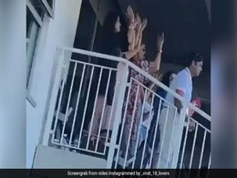 ENG vs IND: टीम इंडिया मार रही थी छक्के तो वहीं पत्नियां ऐसे कर रही थीं एन्जॉय, देखें Video ENG vs IND: टीम इंडिया मार रही थी छक्के तो वहीं पत्नियां ऐसे कर रही थीं एन्जॉय, देखें Video