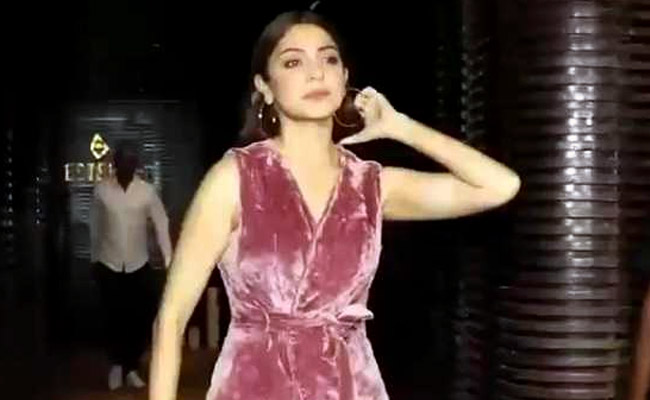 अनुष्का शर्मा खिंचवा रही थीं फोटो तभी इस एक्टर ने पीछे से कर डाली ये हरकत, देखें Video