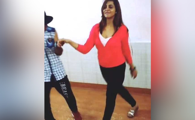 'अस्सलाम-ए-इश्कुम...' पर अर्शी खान का बिंदास डांस, ईद पर करने जा रही हैं धमाका