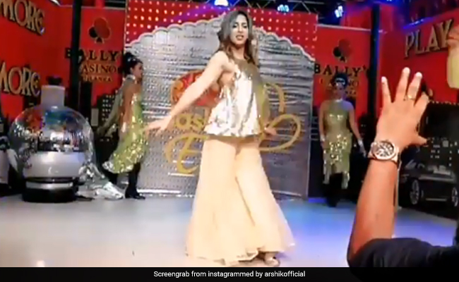 अर्शी खान ने अपने ठुमकों से हिला दिया श्रीलंका, 'रश्के कमर' पर यूं दिखाया जलवा