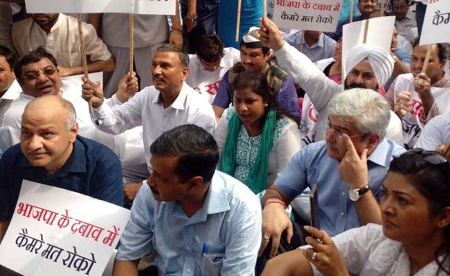 उप-राज्यपाल के घर के बाहर बैठे सीएम अरविंद केजरीवाल ने खत्म किया धरना