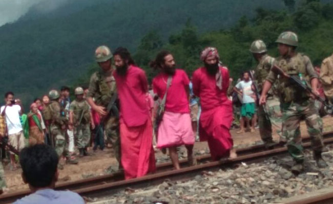 बच्चा चोर समझकर 3 साधुओं को घेर लिया भीड़ ने, सेना के जवानों ने बचाई जान