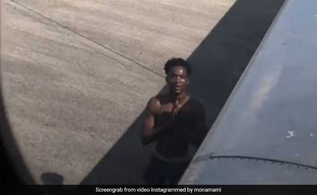 Man In Underpants Runs Onto Atlanta Tarmac, Pounds On Plane Windows