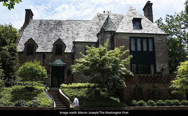 How The Obamas Managed To Become Invisible In Washington, DC