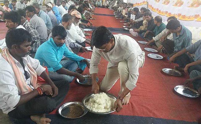 भूखों को हर रोज़ खाना खिलाता है ये शख्‍स, कहता है- 'भूख का कोई मजहब नहीं होता'