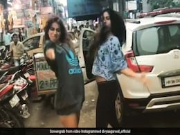 दिल्ली की सड़कों पर जब अचानक नाचने लगीं ये टीवी एक्ट्रेसेस, ट्रैफिक देख भी नहीं थमे पैर; Video Viral दिल्ली की सड़कों पर जब अचानक नाचने लगीं ये टीवी एक्ट्रेसेस, ट्रैफिक देख भी नहीं थमे पैर; Video Viral