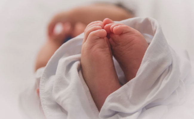 महाराष्ट्र : दूसरी बेटी के जन्म से निराश मां ने नवजात बेटी का गला घोंटकर मार डाला, गिरफ्तार महाराष्ट्र : दूसरी बेटी के जन्म से निराश मां ने नवजात बेटी का गला घोंटकर मार डाला, गिरफ्तार