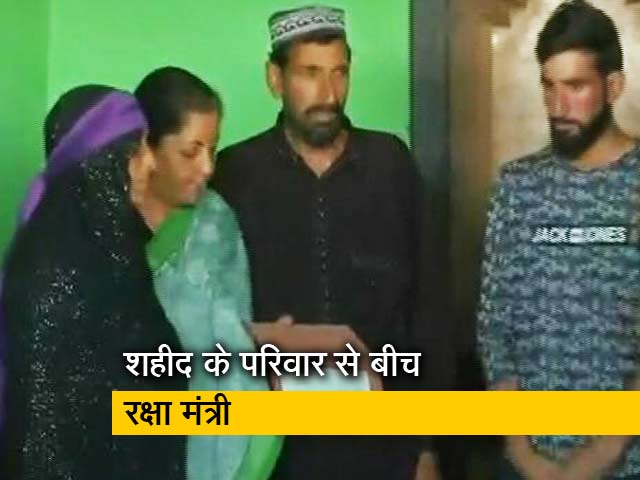 बड़ी खबर : शहीद औरंगजेब के घर पहुंची रक्षा मंत्री निर्मला सीतारमण