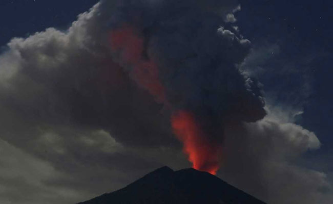 Indonesia Shuts Bali Airport As Mount Agung Becomes Active Again
