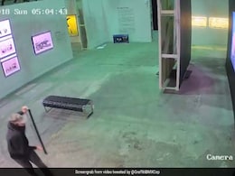 $45,000 Banksy Artwork Stolen From Exhibit. Brazen Robbery Caught On CCTV $45,000 Banksy Artwork Stolen From Exhibit. Brazen Robbery Caught On CCTV