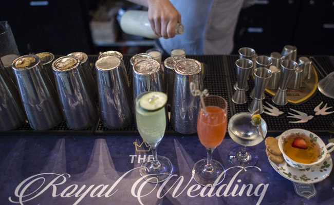 'Markle Sparkle' And Cake Shots: Bar Channels Royal Wedding Spirit