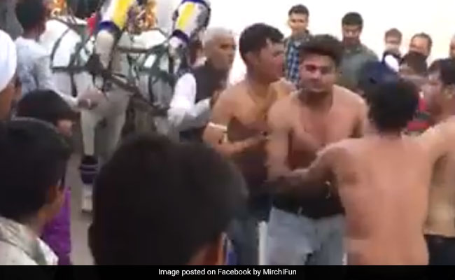 VIDEO: बारात में बारातियों ने कपड़े उतारकर किया डांस, देखता रह गया दूल्हा