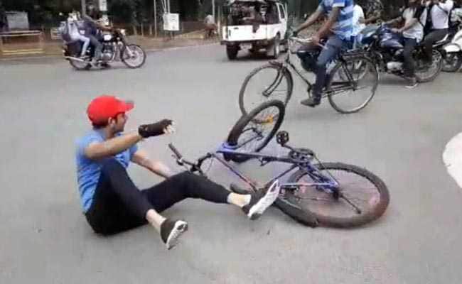 VIDEO: तेज साइकिल चलाने के चक्कर में पटना की सड़क पर गिरे तेज प्रताप यादव