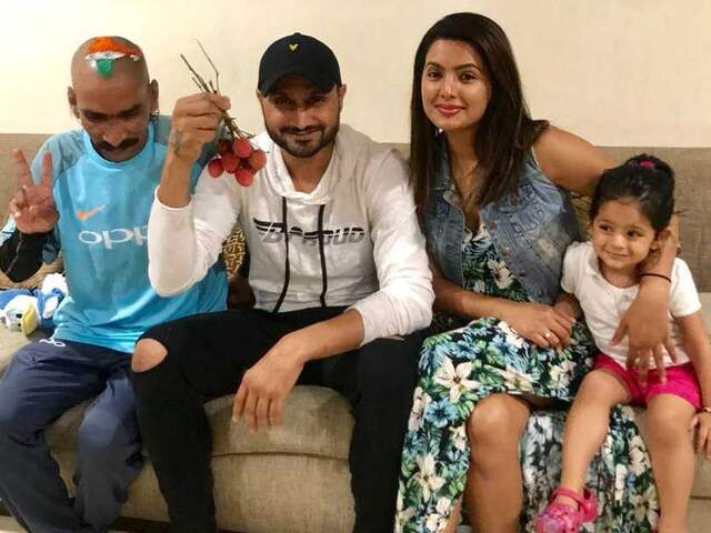Team India biggest fan now meets Harbhajan Singh with special gift, Bhajii reveals the secret Team India biggest fan now meets Harbhajan Singh with special gift, Bhajii reveals the secret
