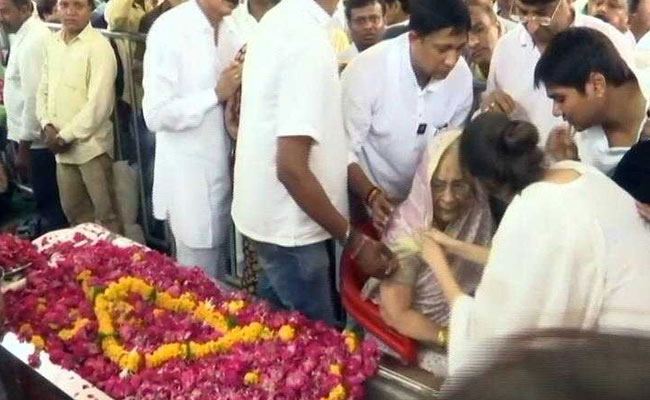 इंदौर में भय्यूजी महाराज के अंतिम दर्शन के लिए उमड़ी भीड़, बेटी कुहू देंगी मुखाग्नि