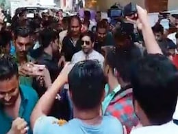 'बॉर्डर' के प्रमोशन के लिए पहुंचे निरहुआ का फैन्स ने किया गजब का वेलकम, सलमान को ईद पर यूं देंगे टक्कर 'बॉर्डर' के प्रमोशन के लिए पहुंचे निरहुआ का फैन्स ने किया गजब का वेलकम, सलमान को ईद पर यूं देंगे टक्कर