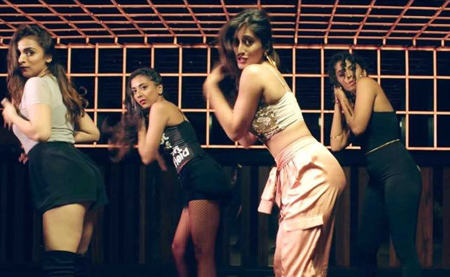 भोजपुरी में सनसनी फैलाने आ गई मस्तानी अकासा, 'ठग रांझा' से काटा बवाल- Video हुआ वायरल