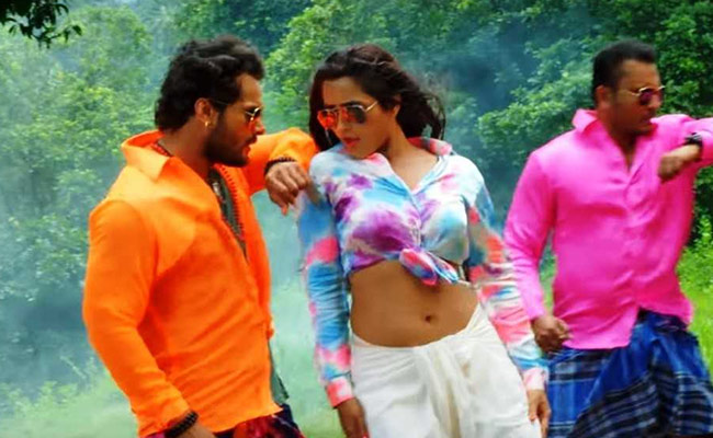 खेसारी लाल यादव और काजल राघवानी का 'लुंगी डांस' देख भूल जाएंगे शाहरुख-दीपिका को, Video ढाई करोड़ के पार