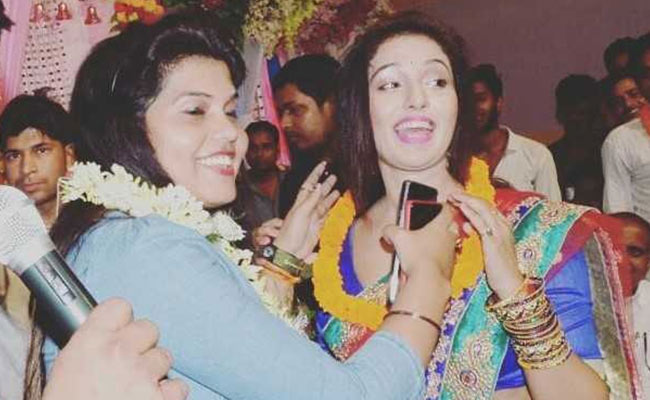 इस एक्ट्रेस ने दर्शकों की भीड़ के आगे अपनी बेस्ट फ्रेंड के गले में डाल दी वरमाला, और फिर...