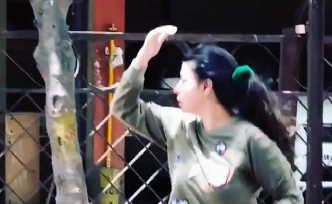 Video: परिवार से बिछड़ गया था ये पक्षी, संभावना सेठ ने यूं बचाई उसकी जान